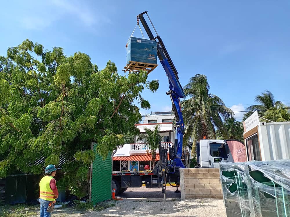 grua-hiab-cancun-moviendo-cajas