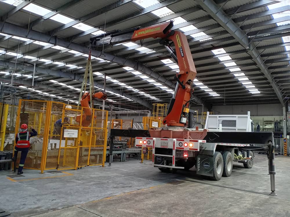 grua-hiab-jikiisa-haciendo-maniobra-en-bodega
