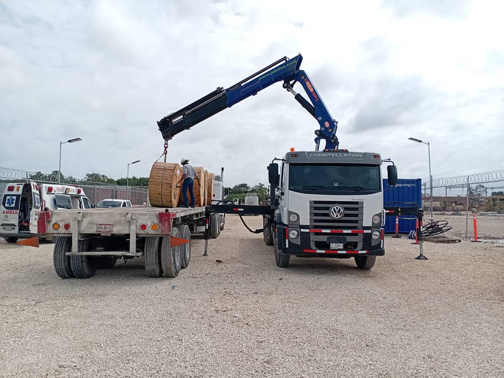 grua-hiab-jukiisa-moviendo-carretes-en-cancun
