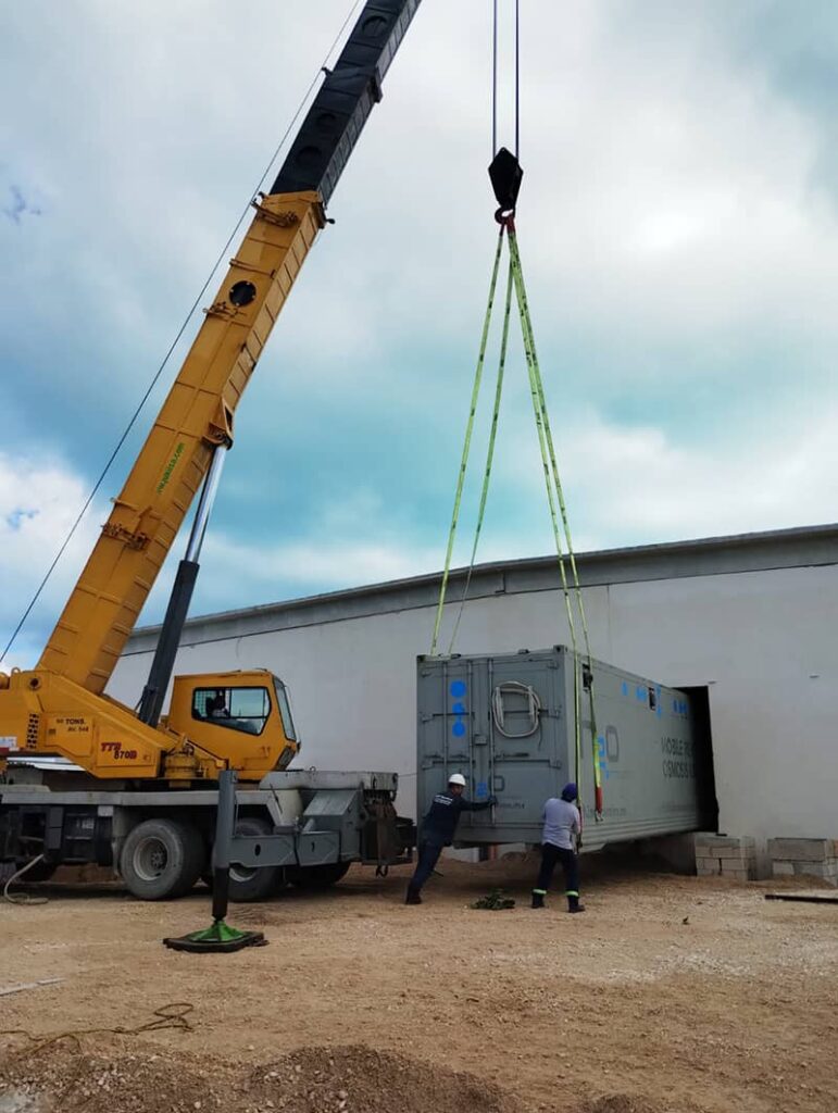 grua-tintan-cargando-un-contenedor-riviera-maya