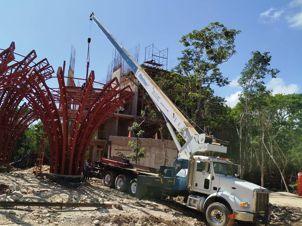 grua-titan-jukiisa-cancun-levantando-estructuras