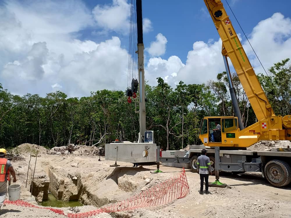 grua-titan-jukiisa-cancun-operando-en-obra