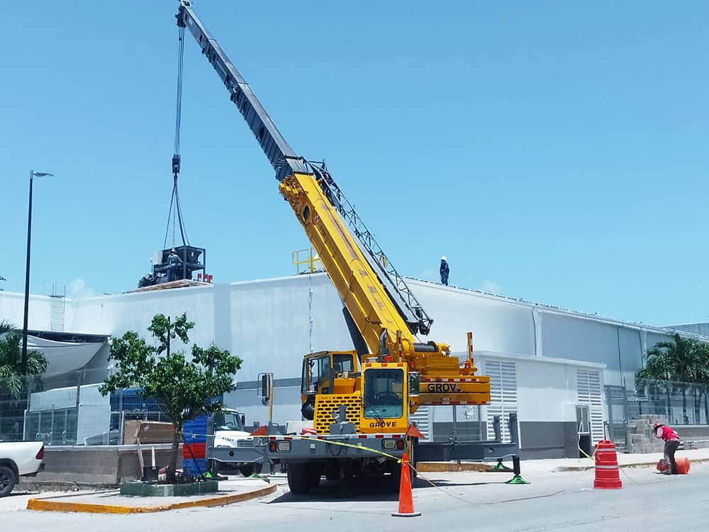 grua-titan-jukiisa-operando-playa-del-carmen