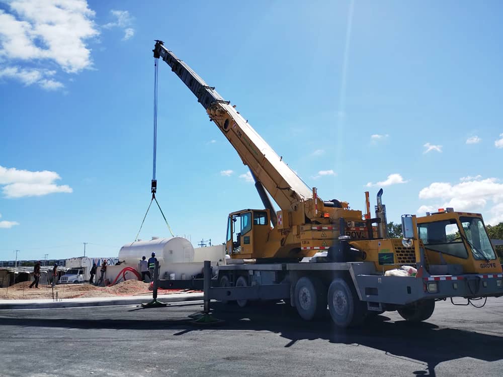 grua-titan-levantando-tanque-de-gas